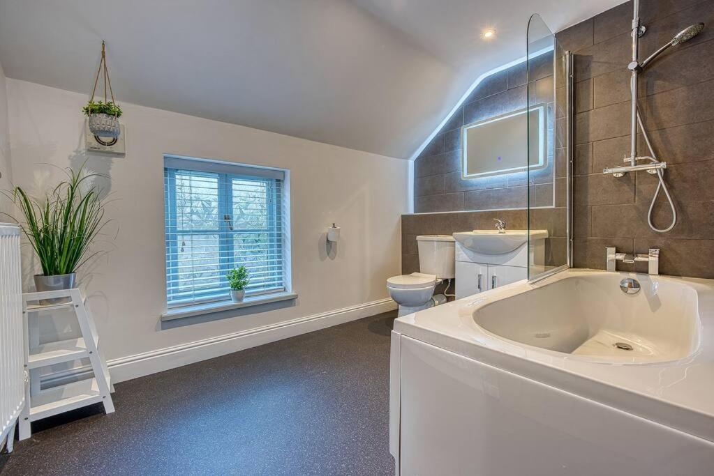 Delightful Two-Bedroom Cottage In The Heart Of Bakewell Kültér fotó